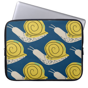 Slakken silhouetten: geel, roze patroon. laptop sleeve