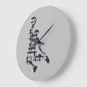 Slam dunk basketbalspeler met volledige body tekst grote klok (Hoek)