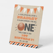 Slam Dunking the Big One | Basketball 1e verjaarda Reclamebord Met Voetstuk (Voorkant)