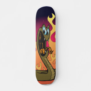 Slang en vlammen persoonlijk skateboard