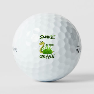 slang in de gras golfballen