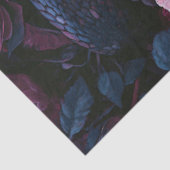 Slang opgerold tussen Paarse Rozen Tissuepapier (Detail)