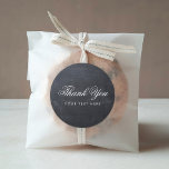 Slank Eenvoudig Elegant Modern Chalkboard Dank u Ronde Sticker<br><div class="desc">Slank en eenvoudig modern minimalistisch typografisch ontwerp met koele faux krijtbord textuur afgedrukte achtergrond. Klik op "PAS HET AAN" om je eigen tekst,  logo of foto's toe te voegen. Pas lettertypen en kleuren aan en ontwerp je eigen unieke stickers en labels!</div>