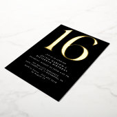 Slank Modern Zwart en Goud | Koele 16e verjaardag Folie Uitnodiging (Gedraaid)