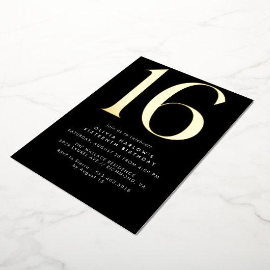 Slank Modern Zwart en Goud | Koele 16e verjaardag Folie Uitnodiging (Gedraaid)