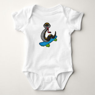 Slanke als Skater met Skateboard Romper