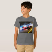 Slanke raceauto in rood op de baan t-shirt (Voorkant volledig)
