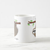 Slapen en wazige bruine kleppen op boomtak koffiemok (Center)