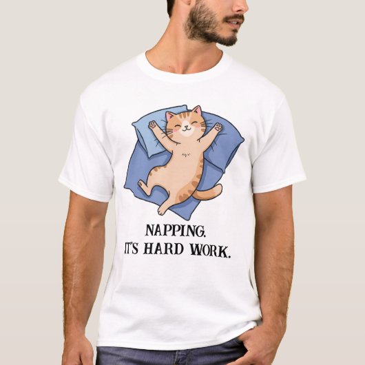 Slapen. Het is hard werken. Grappige kat T-shirt (Voorkant)