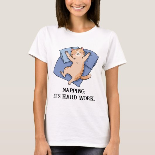 Slapen. Het is hard werken. Grappige kat T-shirt (Voorkant)