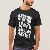 Slapen met de Dungeon Master Funny RPG DM T-shirt (Voorkant)