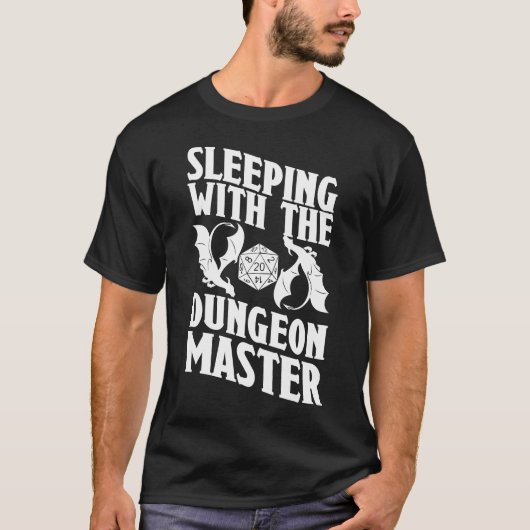 Slapen met de Dungeon Master Funny RPG DM T-shirt (Voorkant)