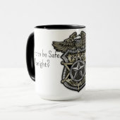 Slapen met een Cop Coffee mok (Voorkant links)