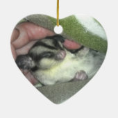 Slapen van suikerglider in mandje keramisch ornament (Achterkant)