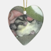 Slapen van suikerglider in mandje keramisch ornament (Links)