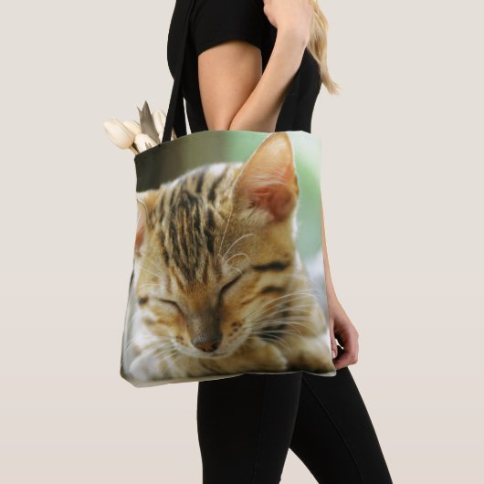 Slapend klein Baby Kat Tote Bag (Dichtbij)