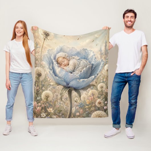 Slapende baby in blauwe bloem  fleece deken (In situ)