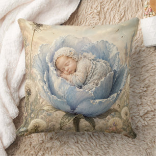Slapende baby in blauwe bloem kussen