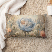 Slapende baby in blauwe bloem kussen (Deken)