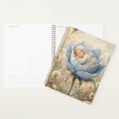 Slapende baby in blauwe bloem planner (Display)
