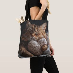 SLAPENDE BRUINE TABBY KAT MET HARTVORMIG KUSSEN TOTE BAG