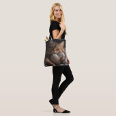 SLAPENDE BRUINE TABBY KAT MET HARTVORMIG KUSSEN TOTE BAG (Op model)