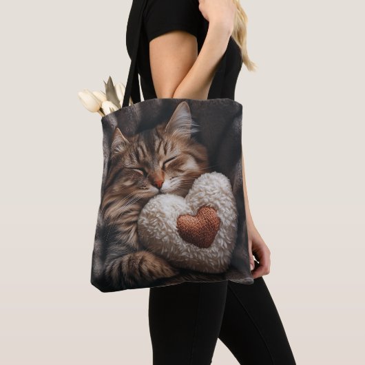 SLAPENDE BRUINE TABBY KAT MET HARTVORMIG KUSSEN TOTE BAG (Dichtbij)