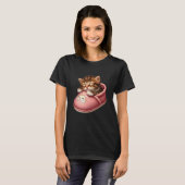 Slapende kat in pantoffel t-shirt (Voorkant volledig)