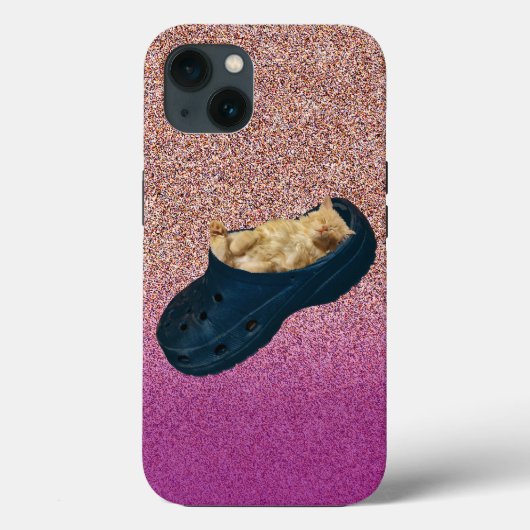 Slapende Kitten In Croc Schoen, Iphone 13 Hoesje (Achterkant)