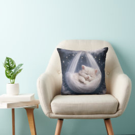 Slapende kitten in een tule hangmat kussen