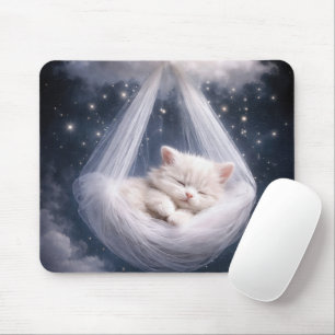 Slapende kitten in een tule hangmat muismat