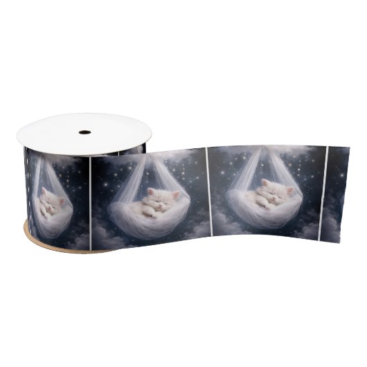 Slapende kitten in een tule hangmat satijnen lint (Spoel)