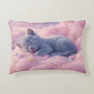 Slapende pastel kitten op zachte roze wolken kunst accent kussen