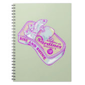 SLAPENDE SARDINES STIJGEN EN SCHIJNEN NOTITIEBOEK (Voorkant)