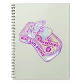 SLAPENDE SARDINES STIJGEN EN SCHIJNEN NOTITIEBOEK (Voorkant)