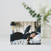 Slapende vrouw en een Raven Poe Briefkaart (Staand voorkant)