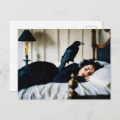 Slapende vrouw en een Raven Poe Briefkaart (Voorkant / Achterkant)