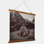 Slaperige Beer Berg Rustieke Hut Hangend Wandkleed (Gebogen)