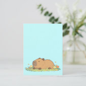 Slaperige Capybara Rustend in Zomerweide Briefkaart (Staand voorkant)