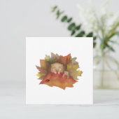 Slaperige egel in een bed van herfst bladeren kaar feestdagenkaart (Staand voorkant)