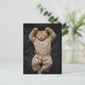 Slaperige gemberkat in pyjama briefkaart (Staand voorkant)