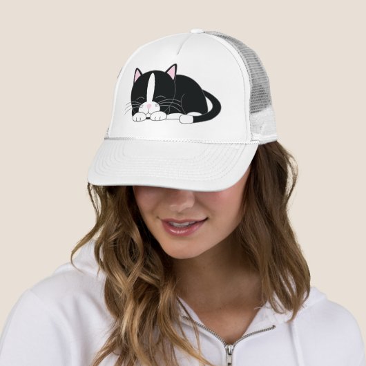Slaperige Kat {Tuxedo} Trucker Pet (In situ)