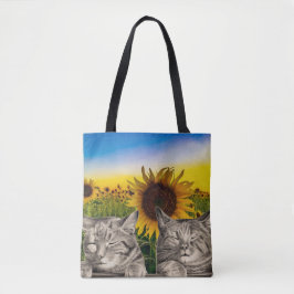 Slaperige katten in een zonnebloemveld tote bag