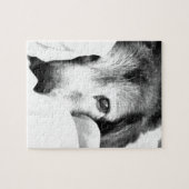 slaperige knuffel hond op bed zwart wit legpuzzel (Horizontaal)