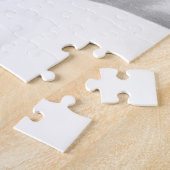 slaperige knuffel hond op bed zwart wit legpuzzel (Zijkant)