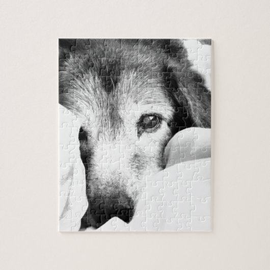 slaperige knuffel hond op bed zwart wit legpuzzel (Verticaal)