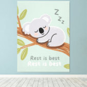 Slaperige Koala Rustige Kinderkamer Kunst Canvas Afdruk (Insitu (Houten vloer))