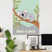 Slaperige Koala Rustige Kinderkamer Kunst Poster (Thuiskantoor)