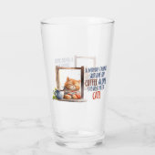 Slaperige Oranje Kat met Koffie – Cosy Cat Glas (Achterkant)
