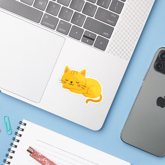 Slaperige Oranje Tabby Cat Sticker (Laptop met iPhone)